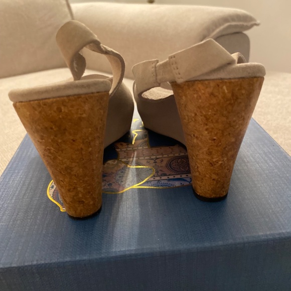 Ugg - Picture 3 of 4